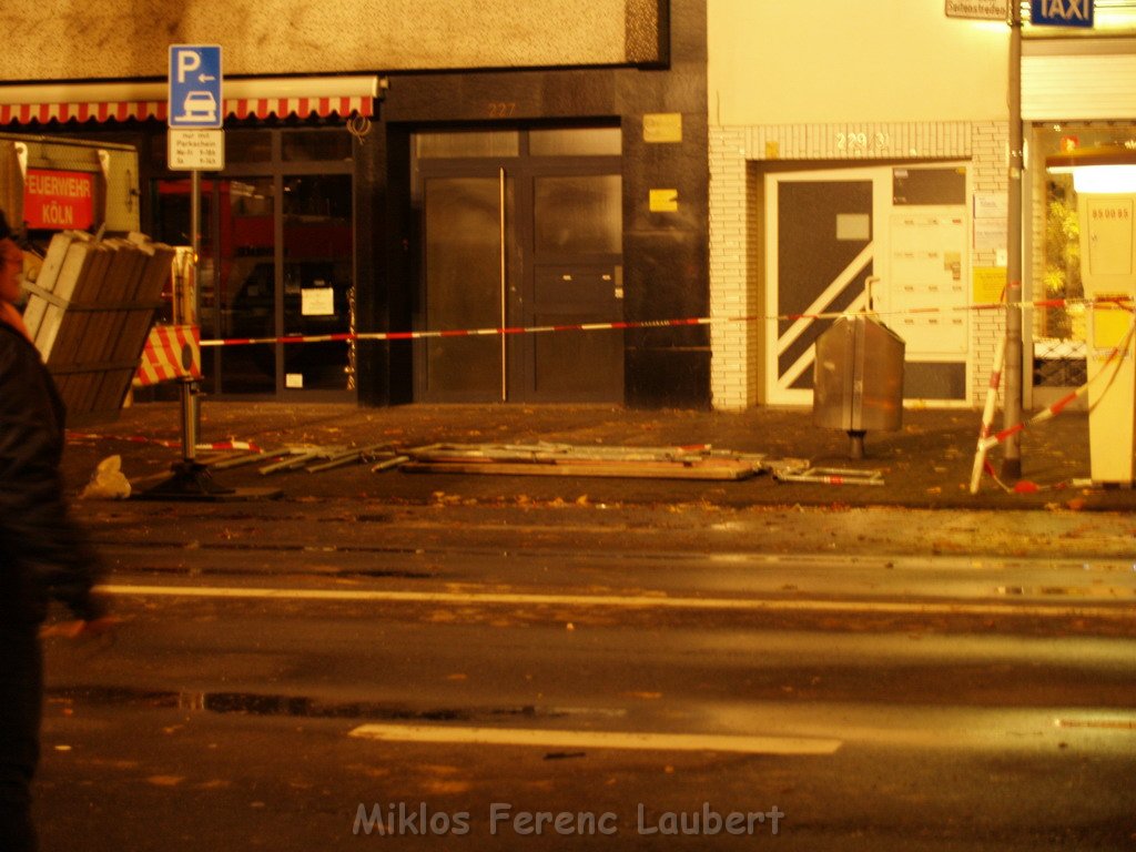 Sturm 3 Geruest droht auf die Strasse zu stuerzen Koeln Kalk Kalker Hauptstr   P225.JPG